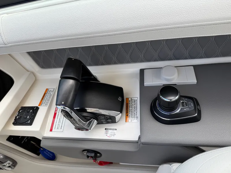 Slide: The Image of Sea Ray 310 SLX OUTBOARD 2024 - 17