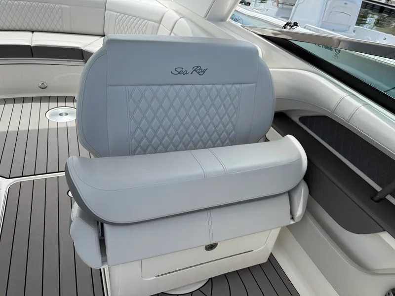 Slide: The Image of Sea Ray 310 SLX OUTBOARD 2024 - 18