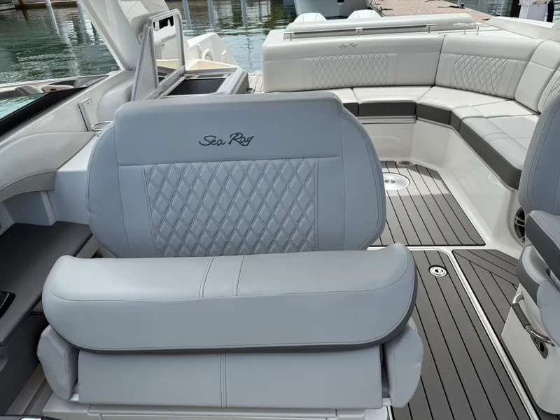 Slide: The Image of Sea Ray 310 SLX OUTBOARD 2024 - 19
