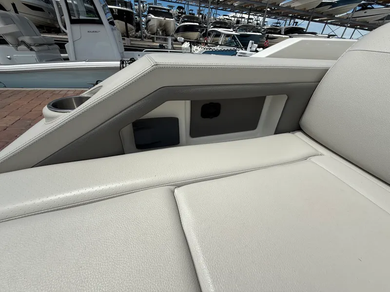 Slide: The Image of Sea Ray 310 SLX OUTBOARD 2024 - 8