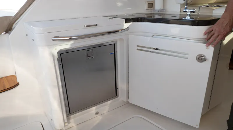 Slide: The Image of Sea Ray 410 SUNDANCER 2014 - 12