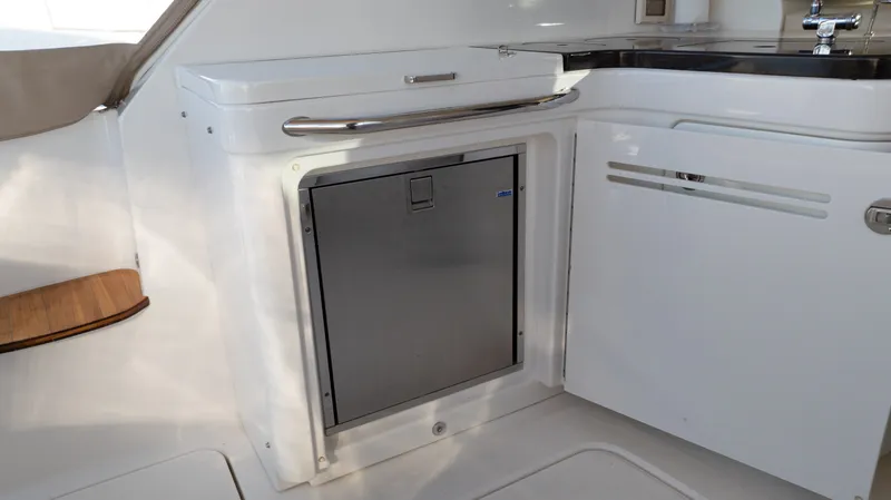 Slide: The Image of Sea Ray 410 SUNDANCER 2014 - 13