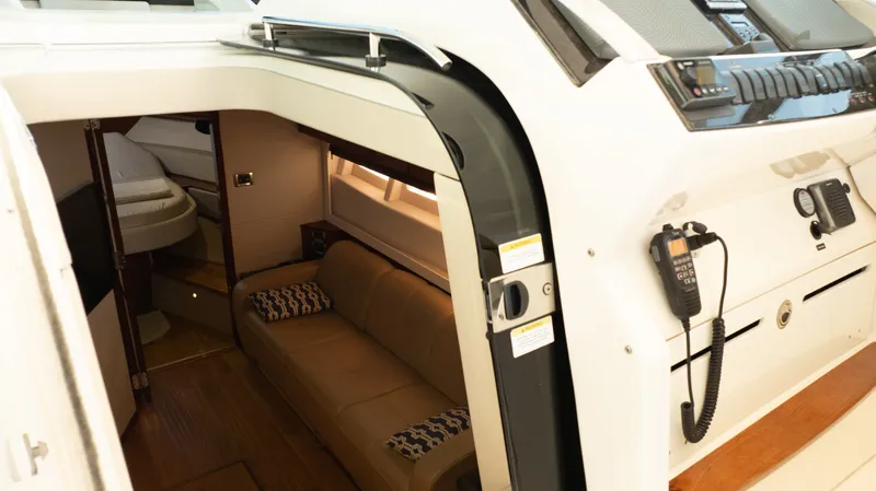 Slide: The Image of Sea Ray 410 SUNDANCER 2014 - 17