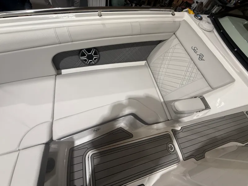 Slide: The Image of Sea Ray SDX 290 Outboard 2026 - 21