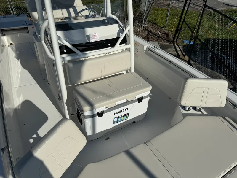 Slide: The Image of Boston Whaler 210 Montauk 2026 - 28