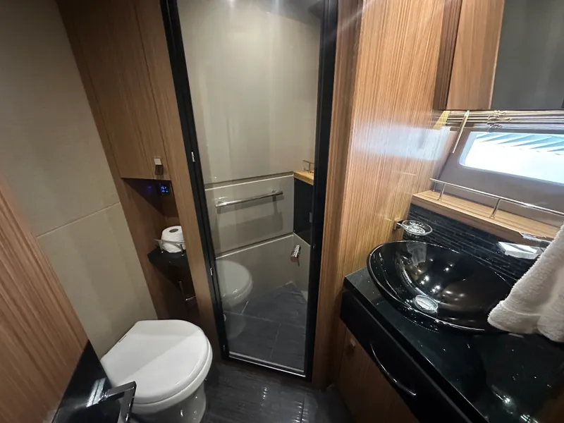 Slide: The Image of Sea Ray L 590 2017 - 10