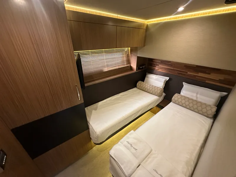 Slide: The Image of Sea Ray L 590 2017 - 11