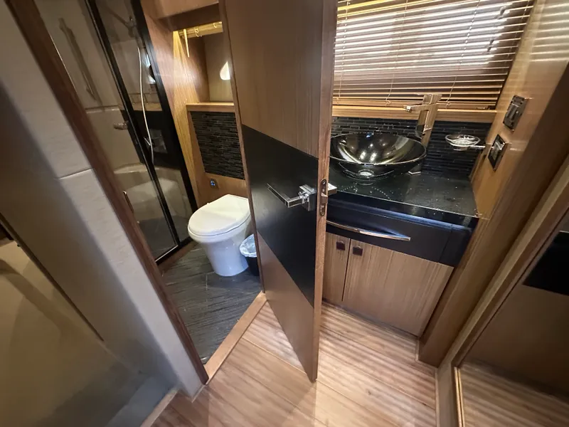 Slide: The Image of Sea Ray L 590 2017 - 12