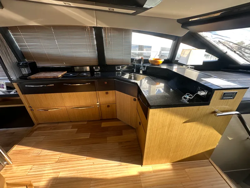 Slide: The Image of Sea Ray L 590 2017 - 6