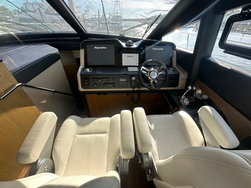 Slide: The Image of Sea Ray L 590 2017 - 7