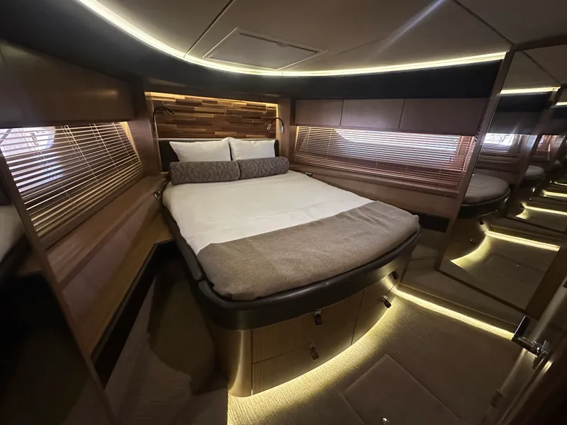 Slide: The Image of Sea Ray L 590 2017 - 8