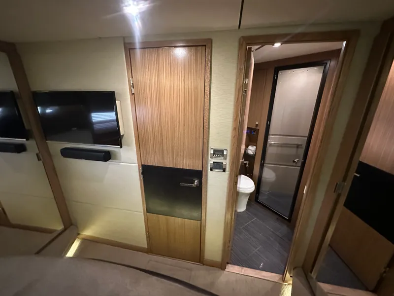 Slide: The Image of Sea Ray L 590 2017 - 9