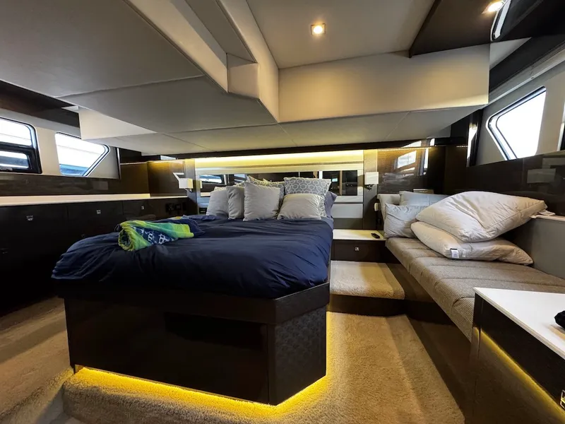 Slide: The Image of Cruisers Yachts 46 CANTIUS 2020 - 30