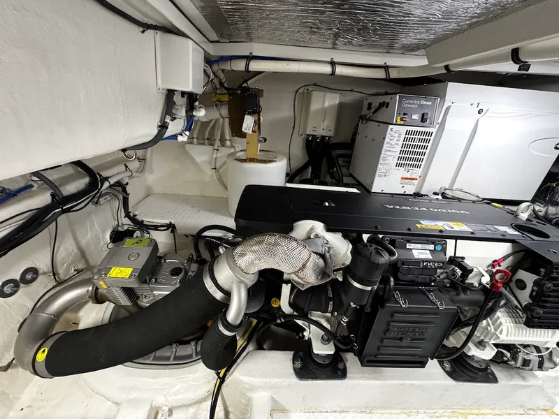 Slide: The Image of Cruisers Yachts 46 CANTIUS 2020 - 36