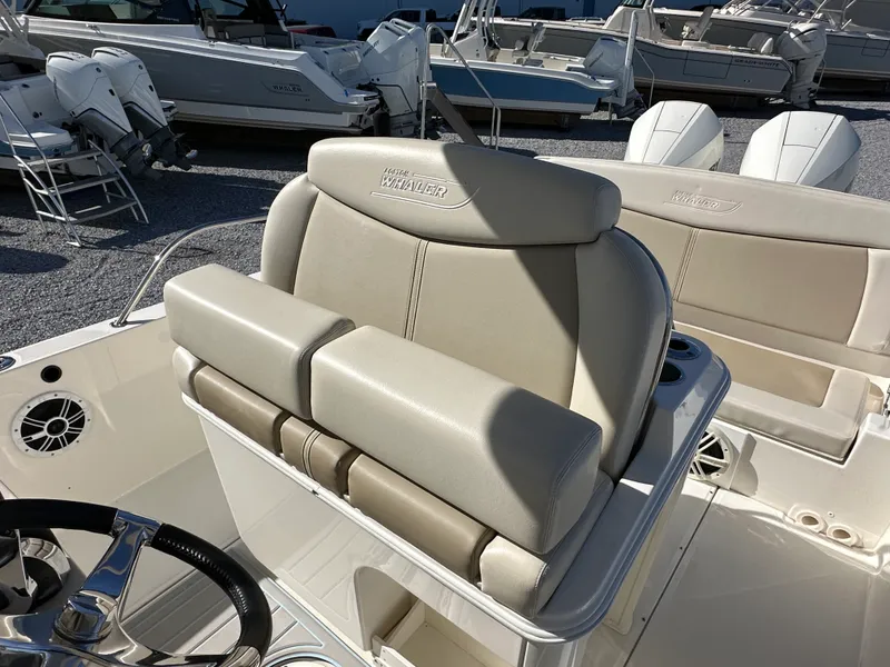 Slide: The Image of Boston Whaler 270 DAUNTLESS 2022 - 12