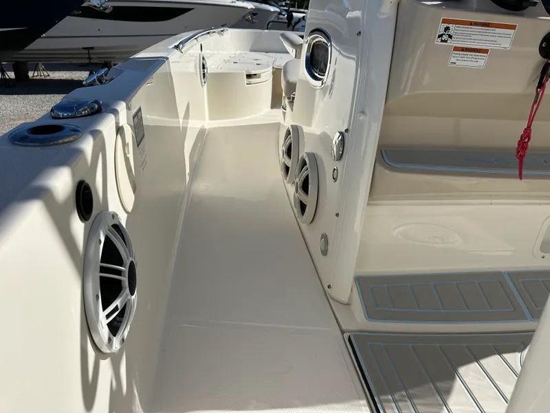 Slide: The Image of Boston Whaler 270 DAUNTLESS 2022 - 13