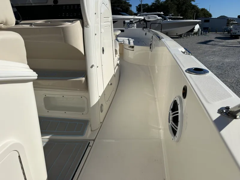 Slide: The Image of Boston Whaler 270 DAUNTLESS 2022 - 14