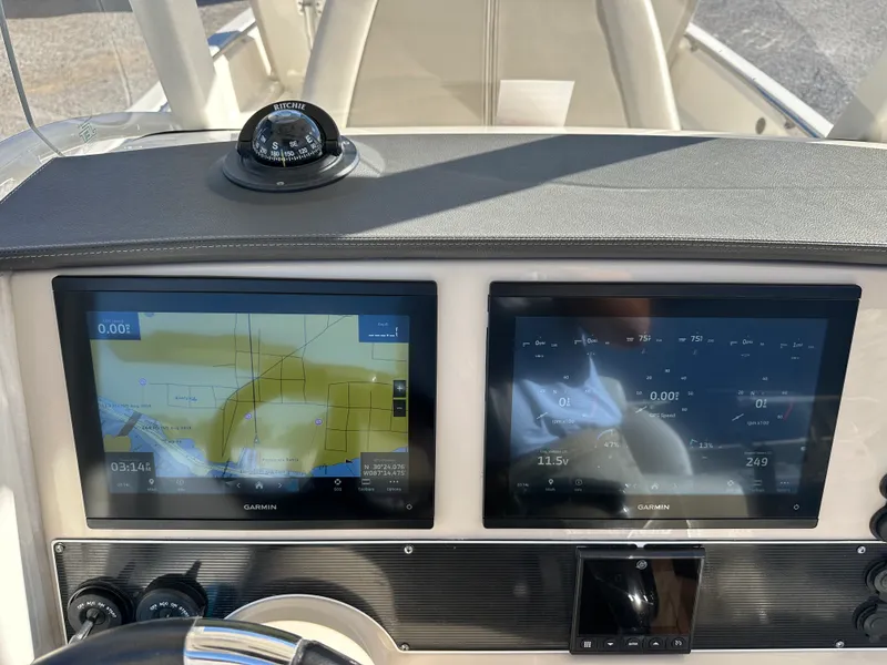 Slide: The Image of Boston Whaler 270 DAUNTLESS 2022 - 16