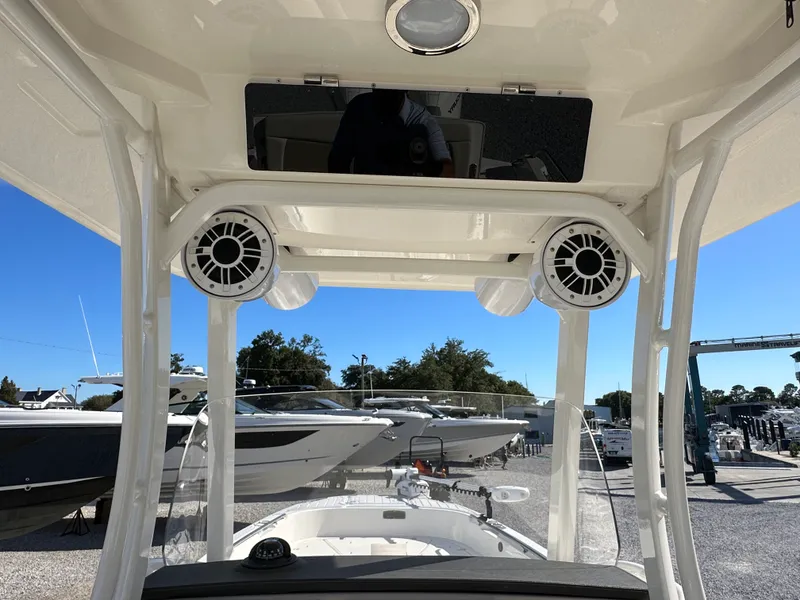 Slide: The Image of Boston Whaler 270 DAUNTLESS 2022 - 24