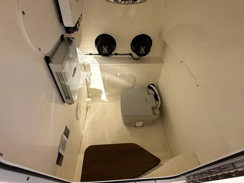 Slide: The Image of Boston Whaler 270 DAUNTLESS 2022 - 27