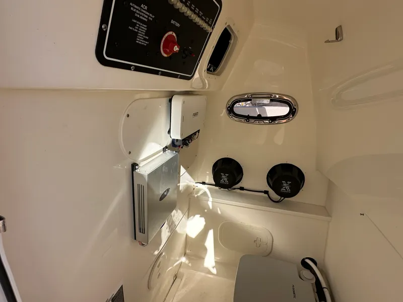 Slide: The Image of Boston Whaler 270 DAUNTLESS 2022 - 28