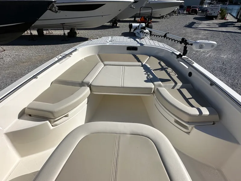 Slide: The Image of Boston Whaler 270 DAUNTLESS 2022 - 31