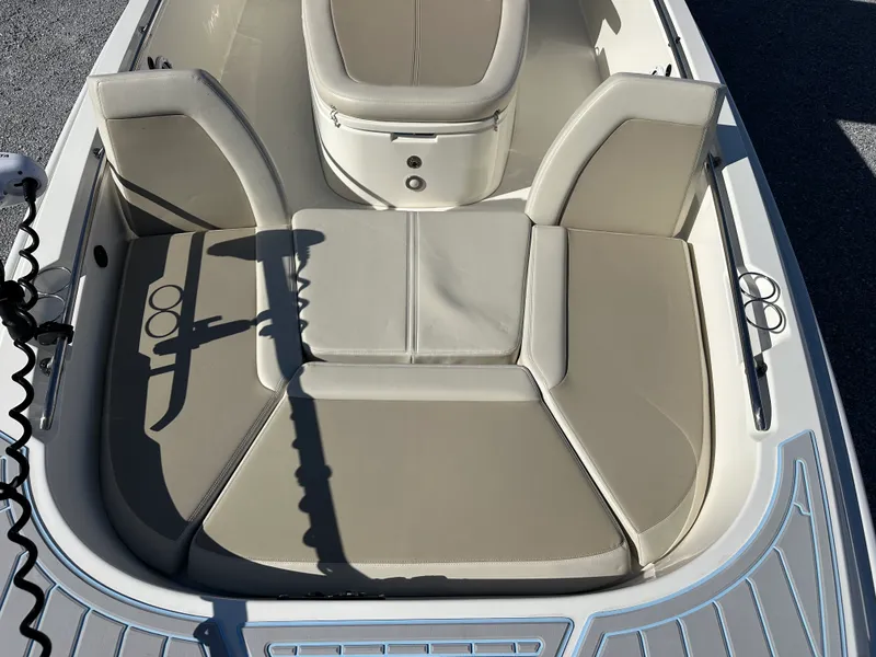 Slide: The Image of Boston Whaler 270 DAUNTLESS 2022 - 32