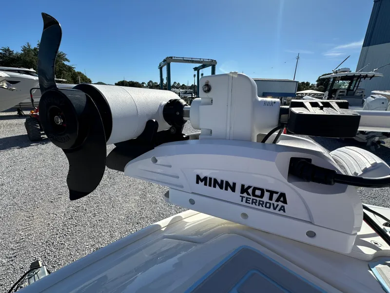 Slide: The Image of Boston Whaler 270 DAUNTLESS 2022 - 34