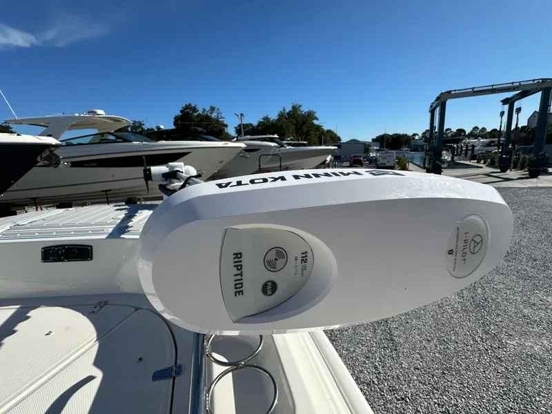 Slide: The Image of Boston Whaler 270 DAUNTLESS 2022 - 35