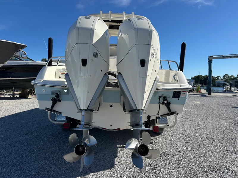Slide: The Image of Boston Whaler 270 DAUNTLESS 2022 - 40