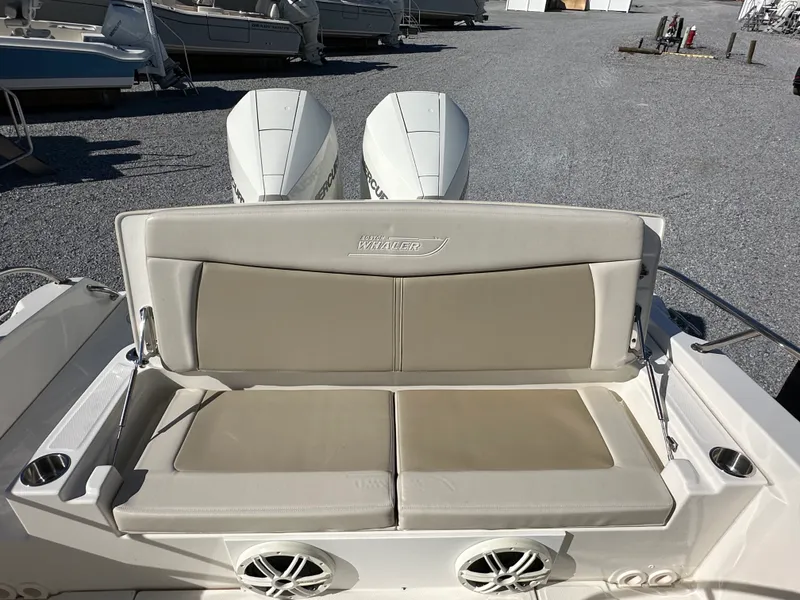 Slide: The Image of Boston Whaler 270 DAUNTLESS 2022 - 6