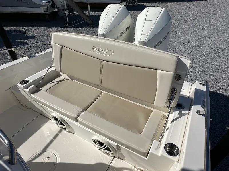 Slide: The Image of Boston Whaler 270 DAUNTLESS 2022 - 7