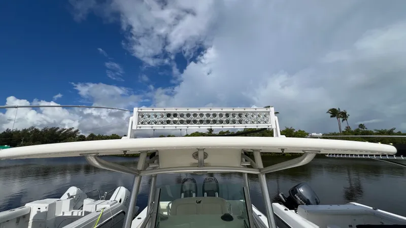 Slide: The Image of Mako 284 CENTER CONSOLE 2014 - 32