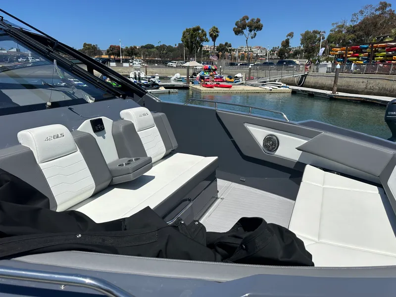 Slide: The Image of Cruisers Yachts 42GLS OB 2023 - 6