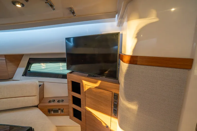 Slide: The Image of Boston Whaler 365 Conquest 2026 - 30