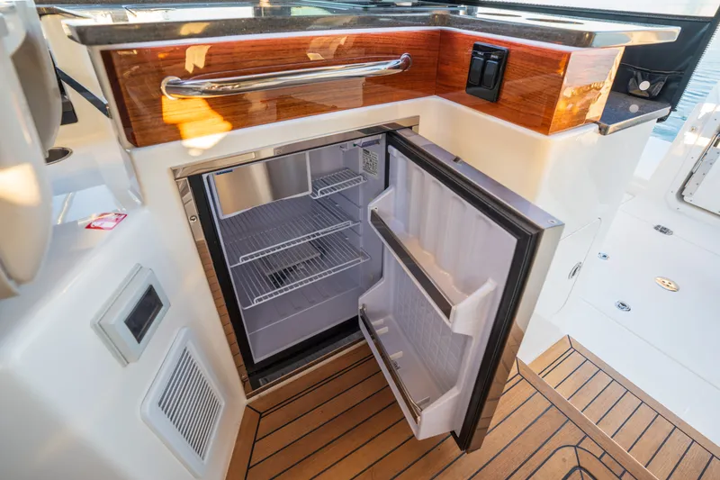 Slide: The Image of Boston Whaler 365 Conquest 2026 - 39