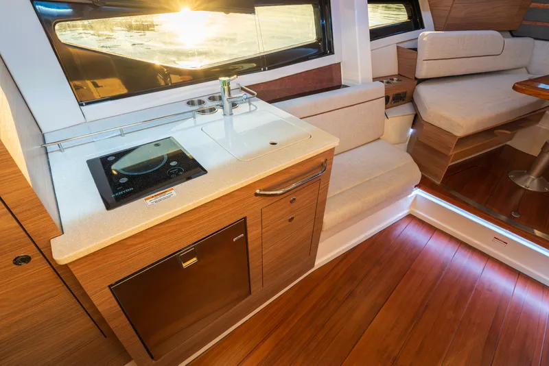 Slide: The Image of Boston Whaler 365 Conquest 2026 - 41