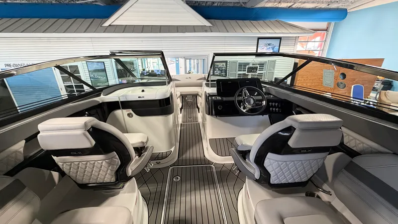 Slide: The Image of Sea Ray SLX 260 Outboard 2026 - 12