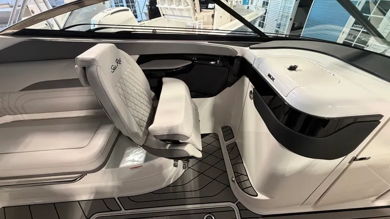 Slide: The Image of Sea Ray SLX 260 Outboard 2026 - 17