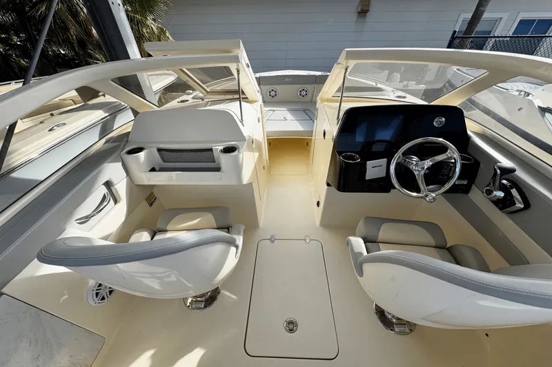 Slide: The Image of Scout 240 Dorado 2025 - 12