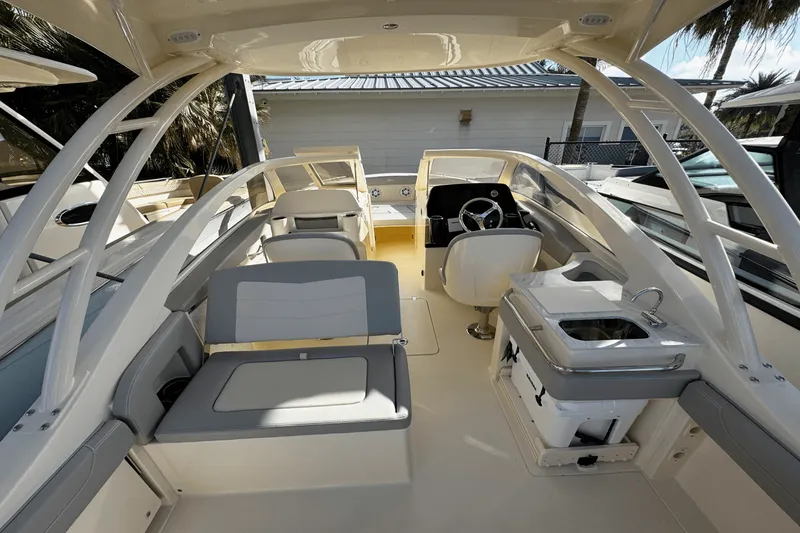 Slide: The Image of Scout 240 Dorado 2025 - 13