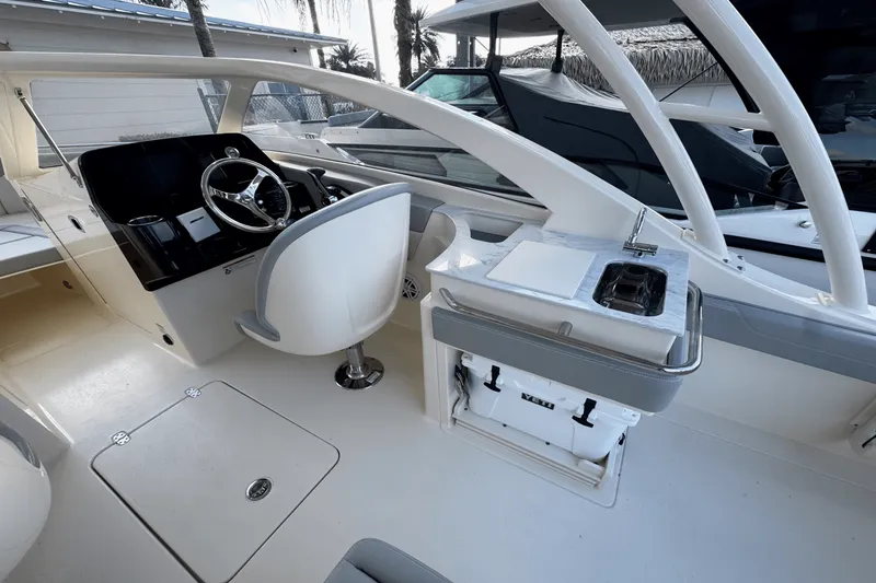 Slide: The Image of Scout 240 Dorado 2025 - 14