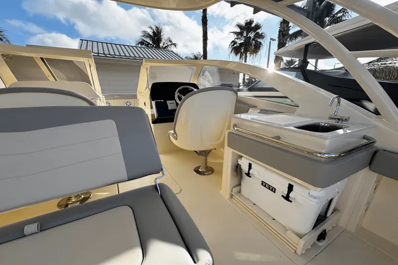 Slide: The Image of Scout 240 Dorado 2025 - 15