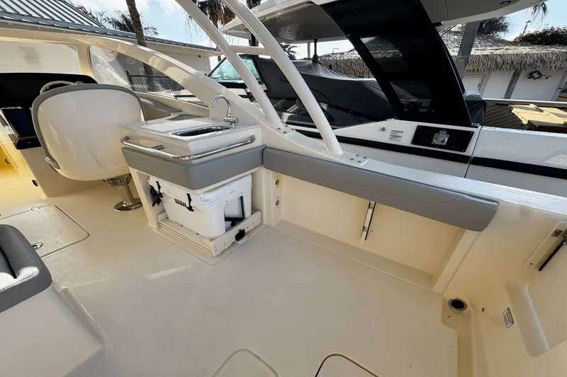 Slide: The Image of Scout 240 Dorado 2025 - 16