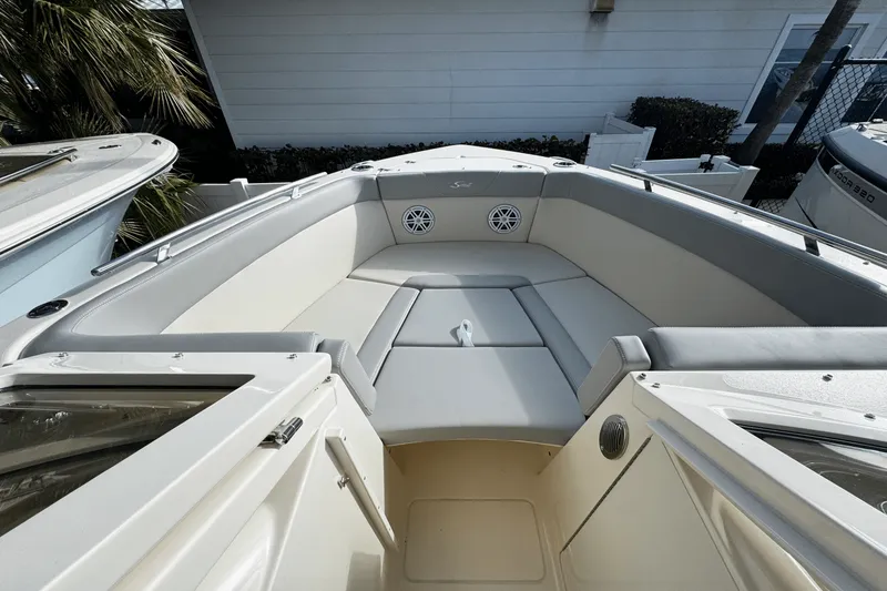 Slide: The Image of Scout 240 Dorado 2025 - 17