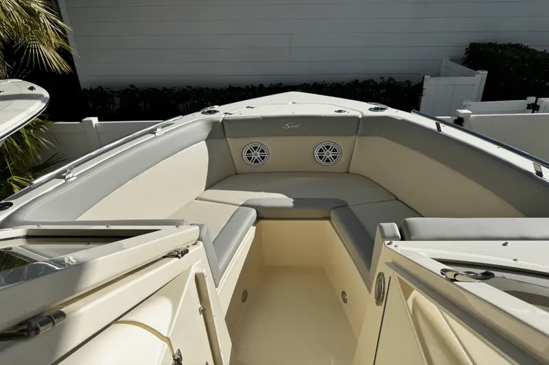 Slide: The Image of Scout 240 Dorado 2025 - 19