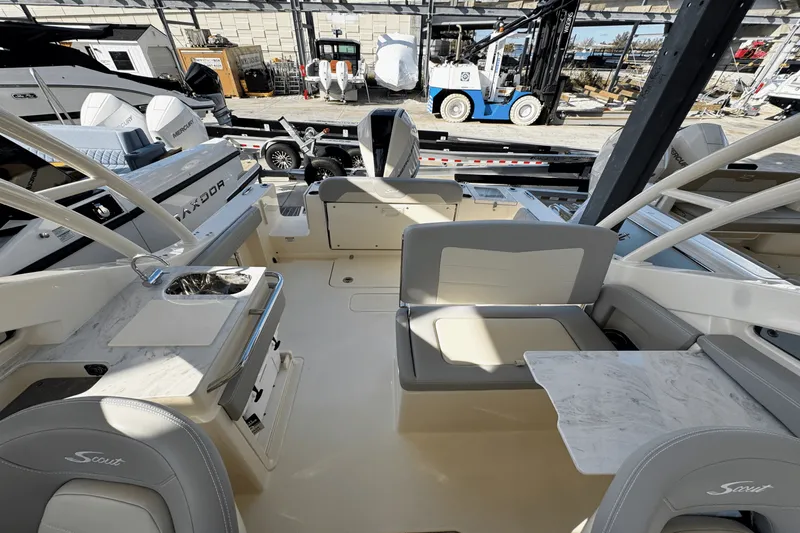 Slide: The Image of Scout 240 Dorado 2025 - 20