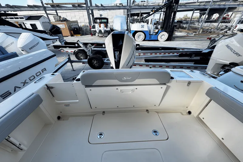 Slide: The Image of Scout 240 Dorado 2025 - 5