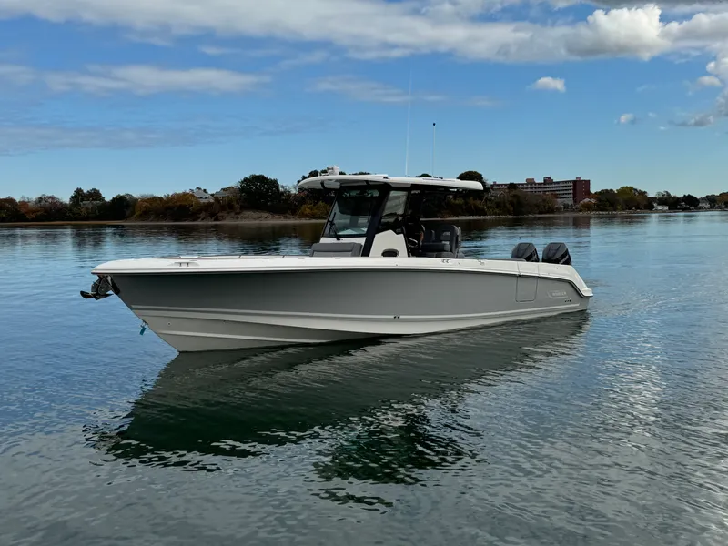 The Image of Boston Whaler 330 OUTRAGE 2025 - 0