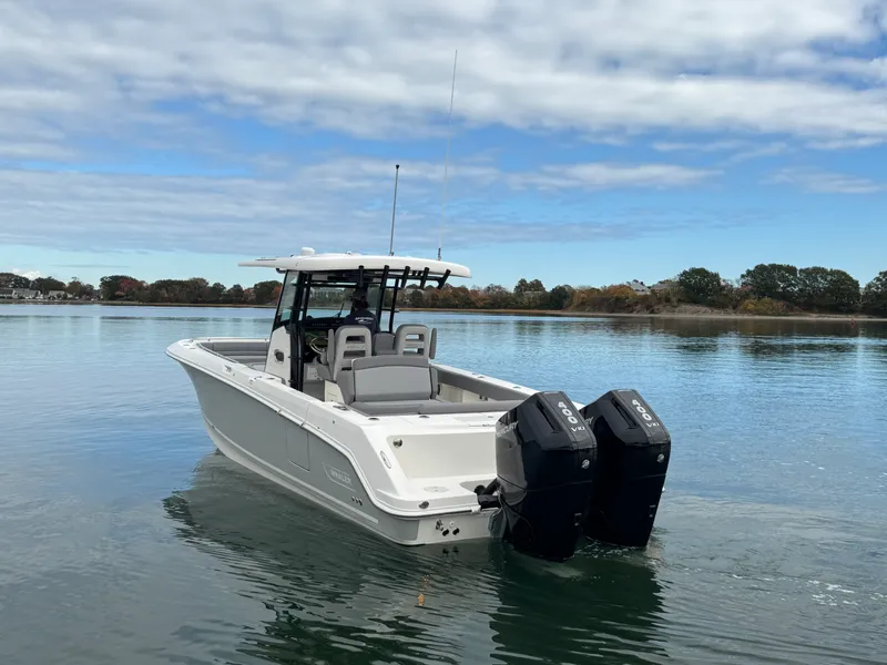 Slide: The Image of Boston Whaler 330 OUTRAGE 2025 - 1